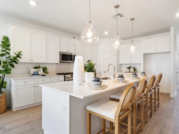 2421 Pepperdine St, Lemoore, CA 93245