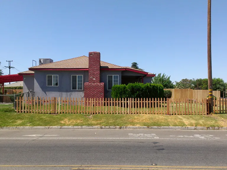 901 Chester Pl — Photo 2