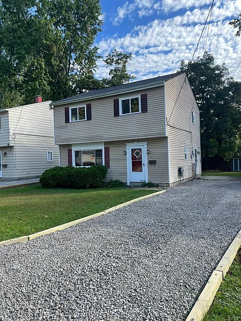 3 bed, 1.5 bath, 1375 sqft, $1,690 — Photo 2