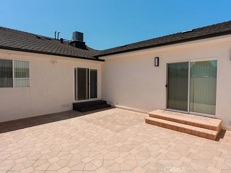 14605 Wyandotte St — Photo 50