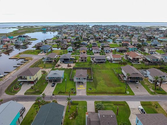 Easy access to the Galveston West Bay...you'll be in the bay in 4 minutes. Fantastic fishing...sunset cruising.