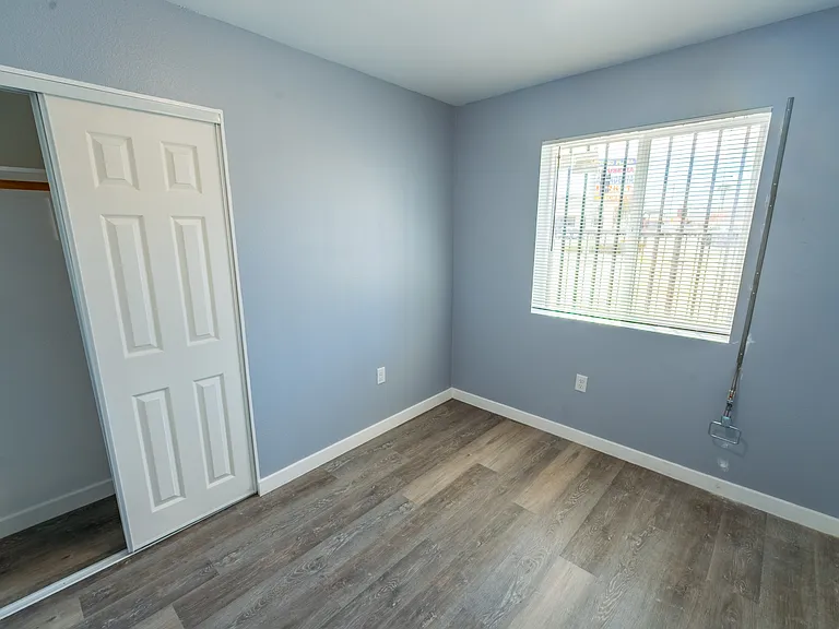 10374 Long Beach Blvd #H — Photo 11