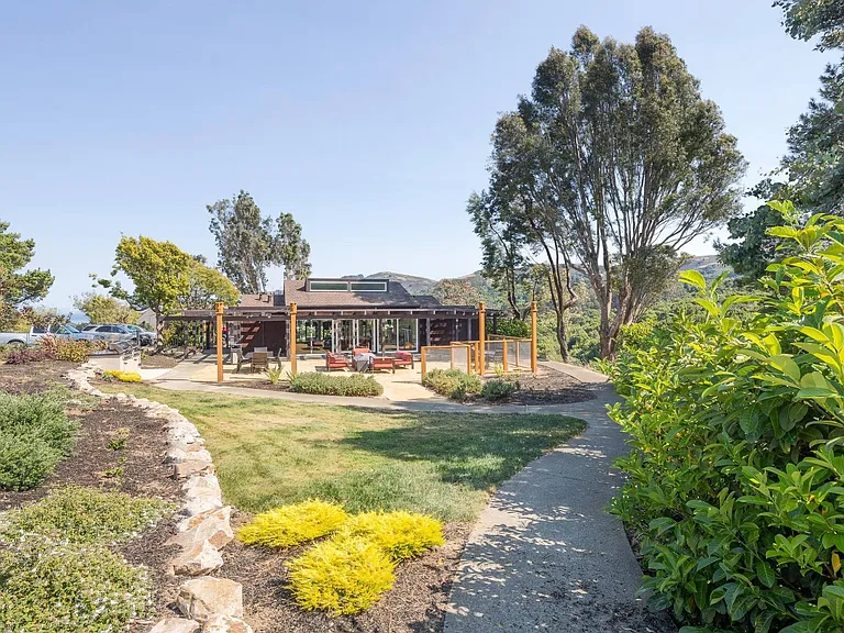 Quality Landscaping | Summit at Sausalito | Luxury Apartments at Sausalito