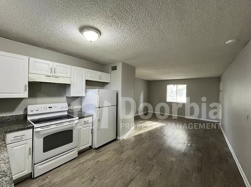 2 Bedroom, 1 Bathroom Duplex Downstairs Unit — Photo 2