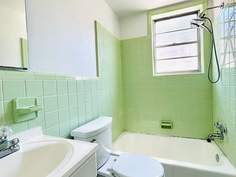 512 25 1/2 St — Photo 5