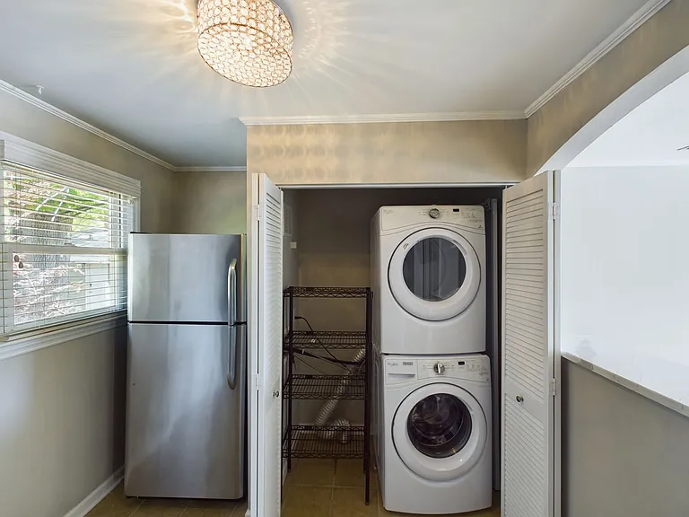 2363 Bernard St — Photo 14