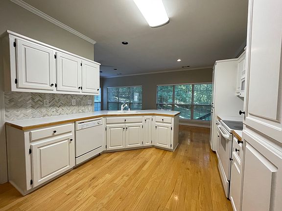 4th image of 1211 Stamford Dr #1
