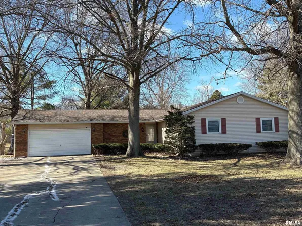 3513 S Cherokee Rd, Taylorville, IL 62568