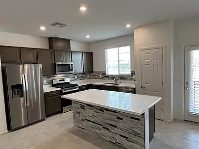3 bed, 1253 sqft, $1,975 — Photo 4