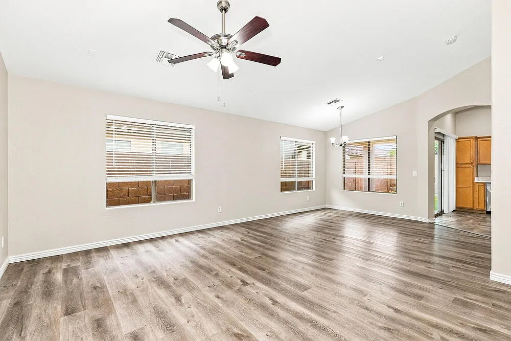 4 bed, 3.0 bath, 1912 sqft, $2,330 — Photo 4