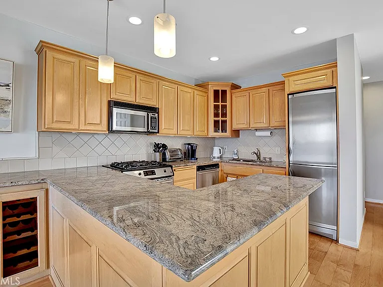 708 Cliff Dr — Photo 19