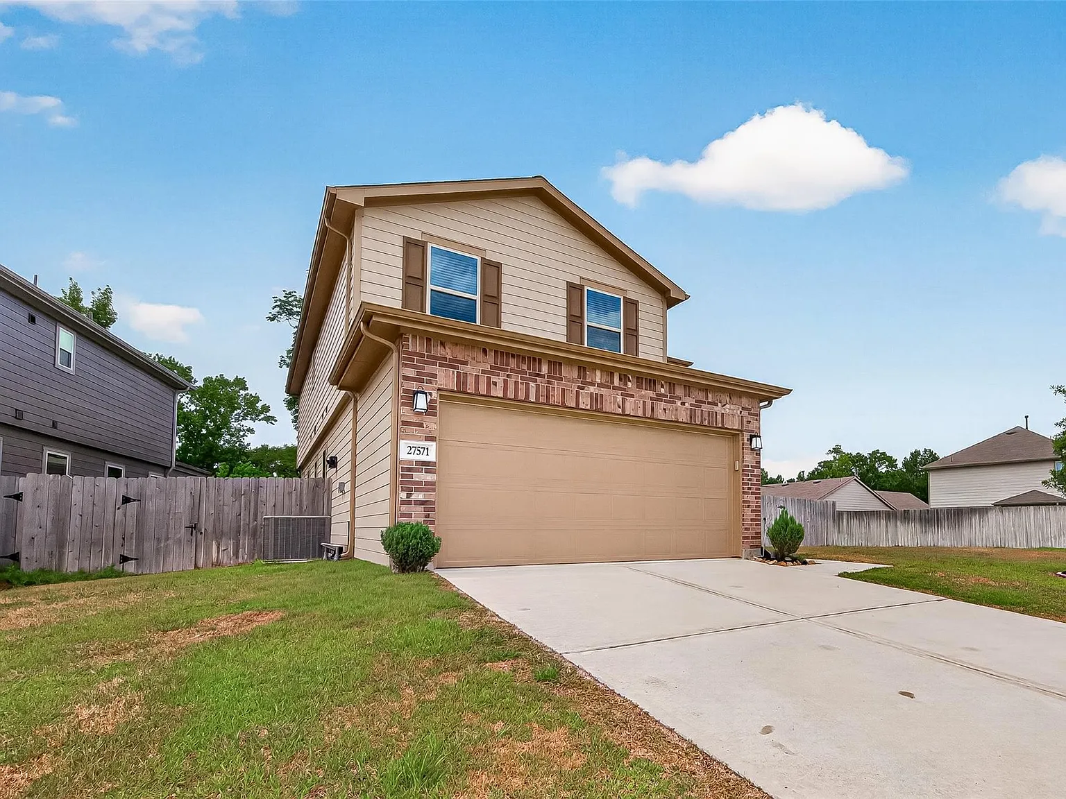 3 bed, 2.5 bath, 2350 sqft, $2,050 — Photo 2