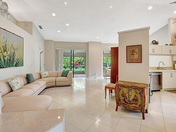 5th image of 7589 Lexington Club Boulevard #B