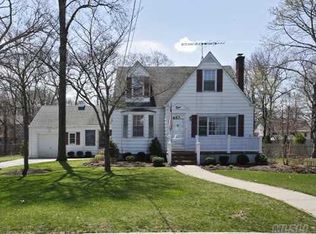 8 Washington Ave, Smithtown, NY 11787