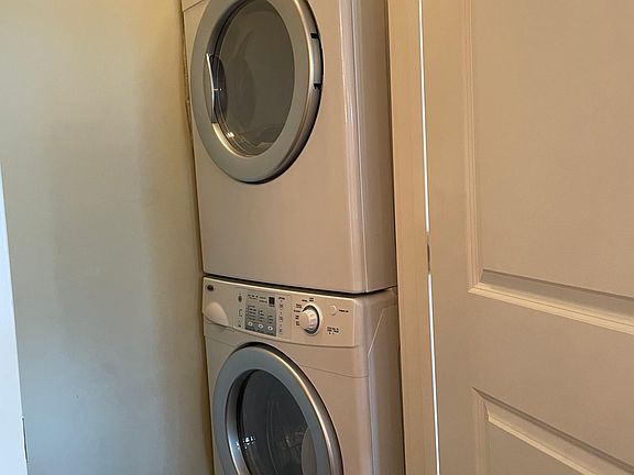 Stackable washer/dryer included