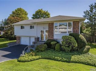 2188 Clover Ct, East Meadow, NY 11554