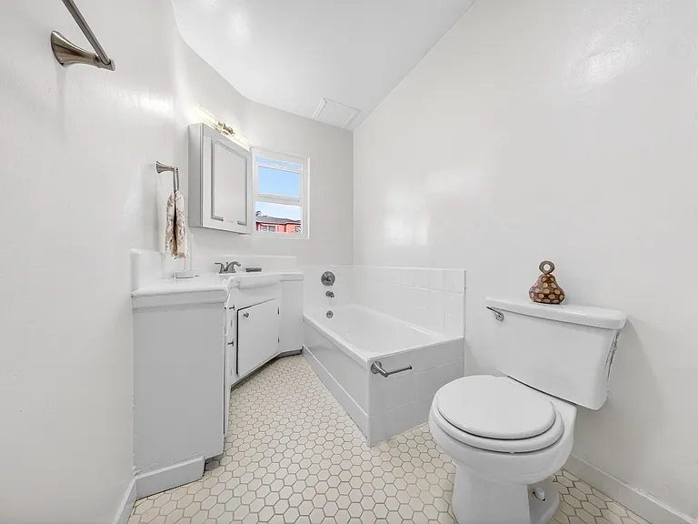 1815 N. Harvard Blvd — Photo 16