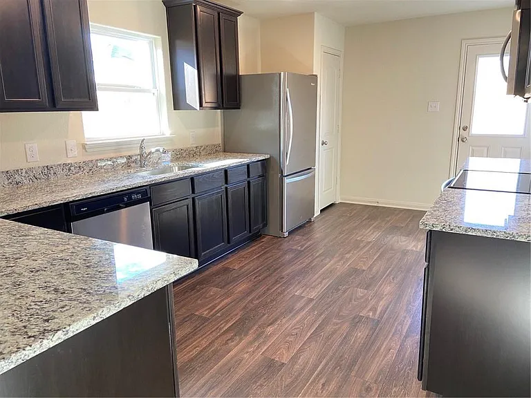 401 Hyacinth Way — Photo 11