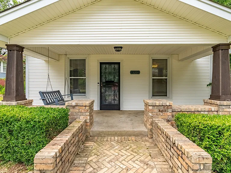 4905 Lee Ave — Photo 3