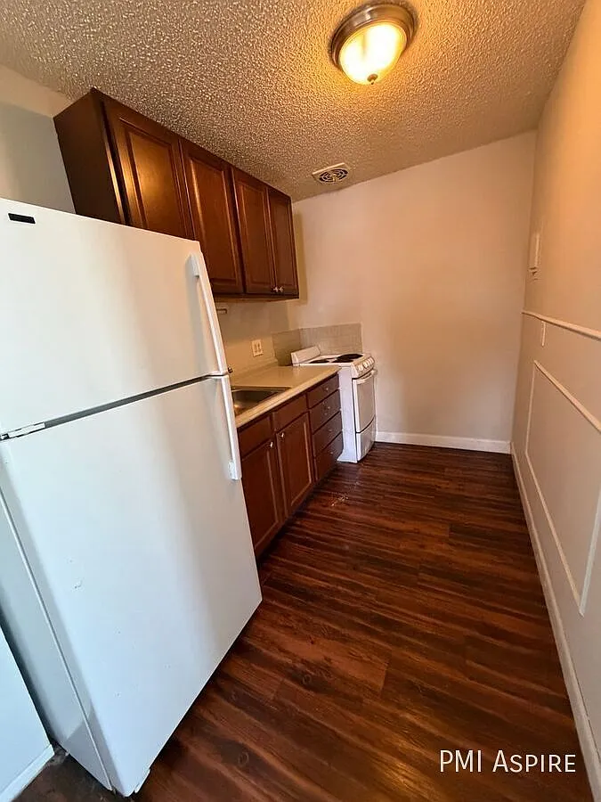 1 bed, 1.0 bath, $749 — Photo 2