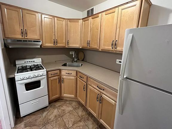 4th image of 735 Avenue W