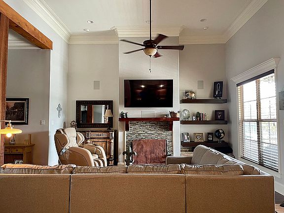 Family Room with 14' ceiling