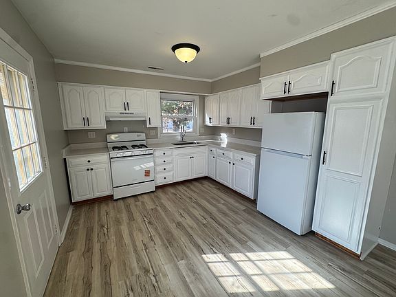 3rd image of 2215 Saratoga Dr