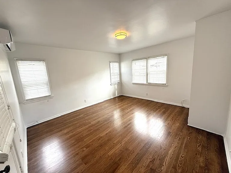 Bungalow - 1 bedroom + Office = natural wood floors, mini split a/c , new appliances, private pat... — Photo 18