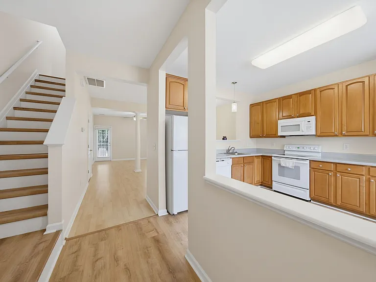 106 Anterbury Dr — Photo 4