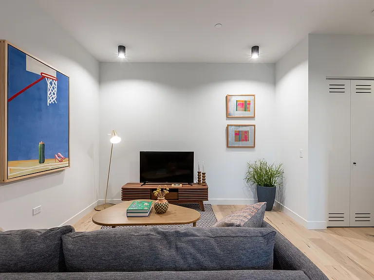 1712 Oak #203 (former model unit)