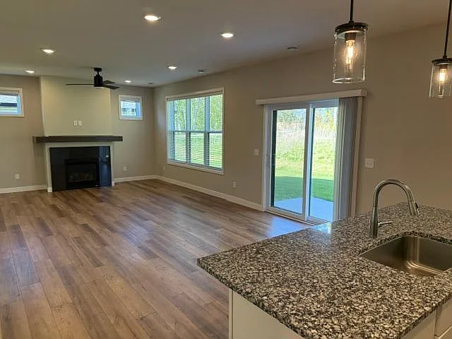 4 bed, 2.5 bath, 2136 sqft, $3,902 — Photo 3