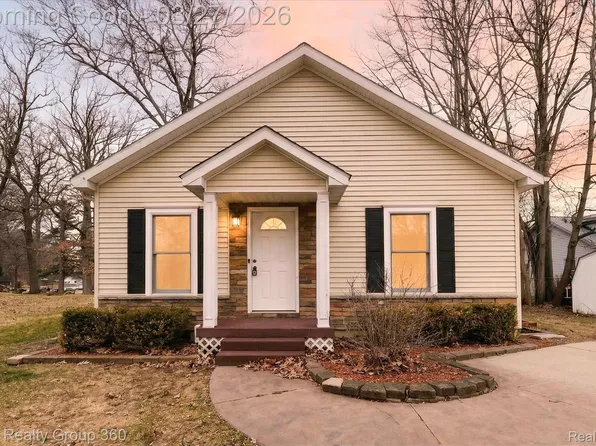 1525 Shoreline Dr, Hartland, MI 48353