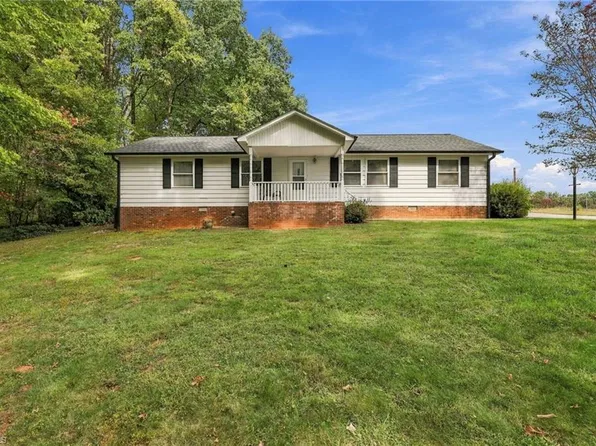 1077 Brown Farm Rd, Walnut Cove, NC 27052