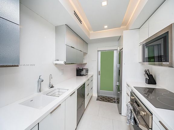 5th image of 881 Ocean Dr #Townhouse 29