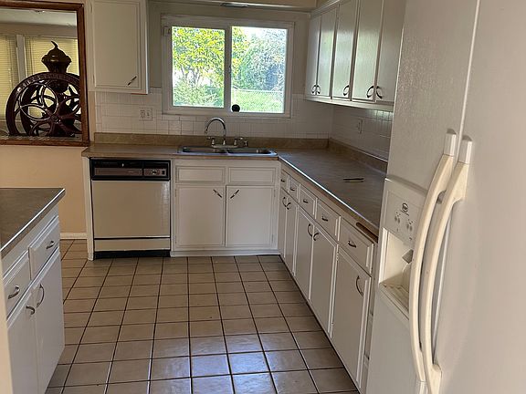 2nd image of 27126 Capilano Dr