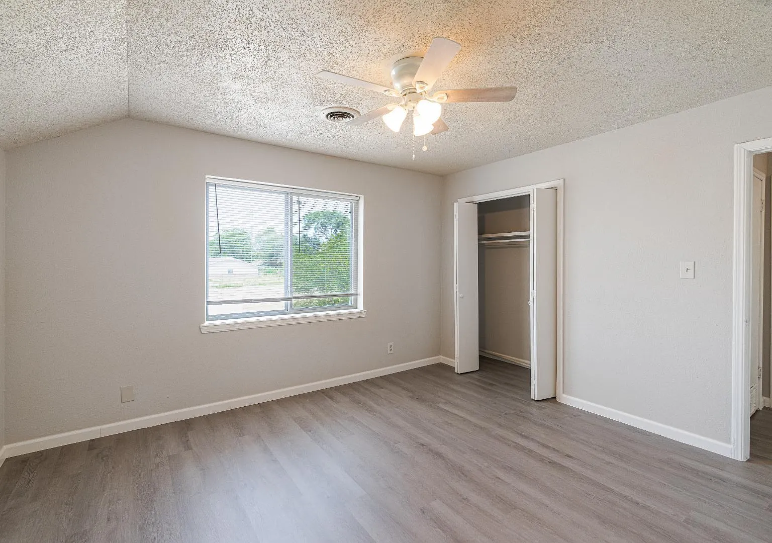 1114 E 64th St - Unit B — Photo 2