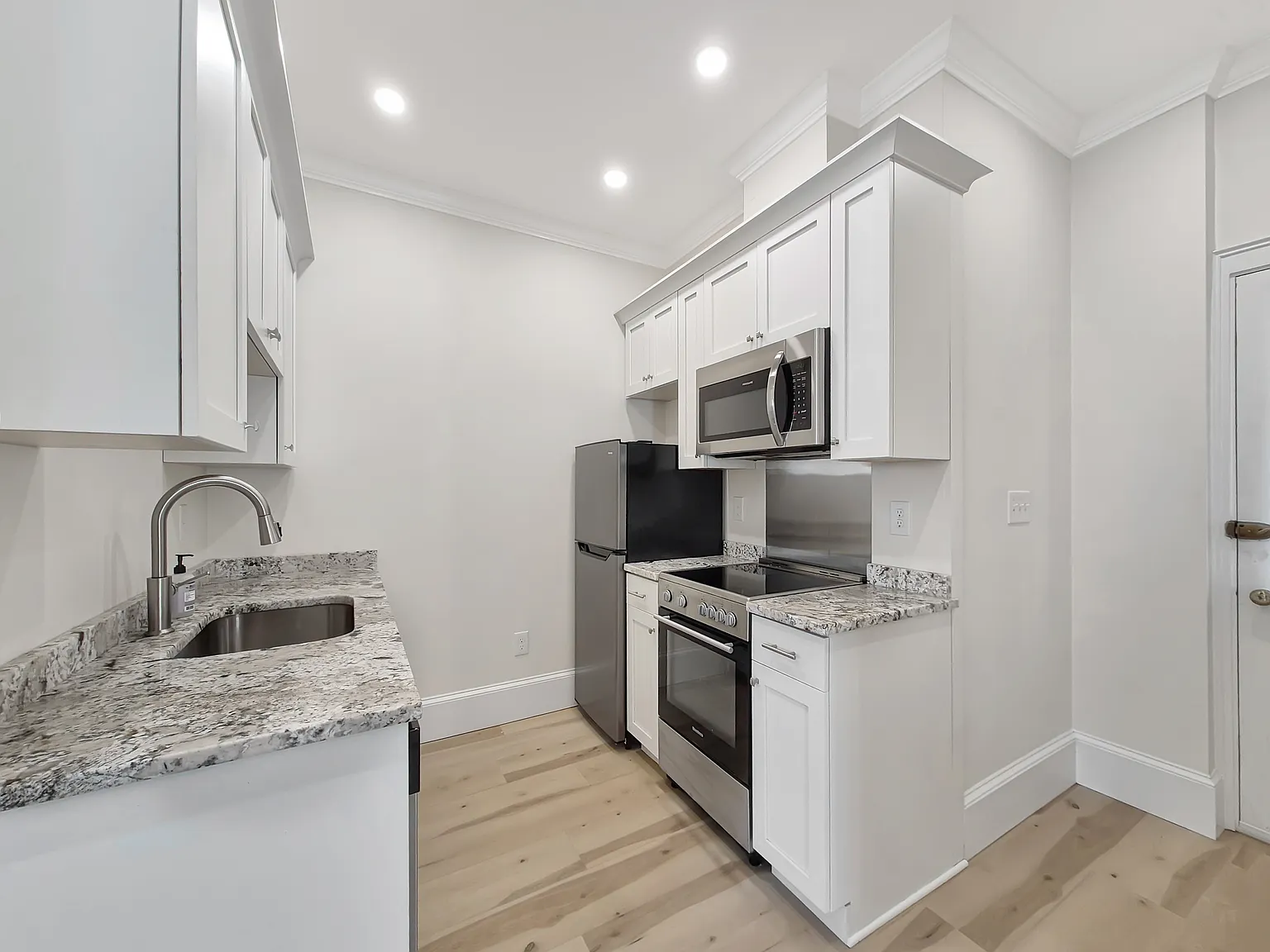 1 bed, 650 sqft, $2,300 — Photo 2