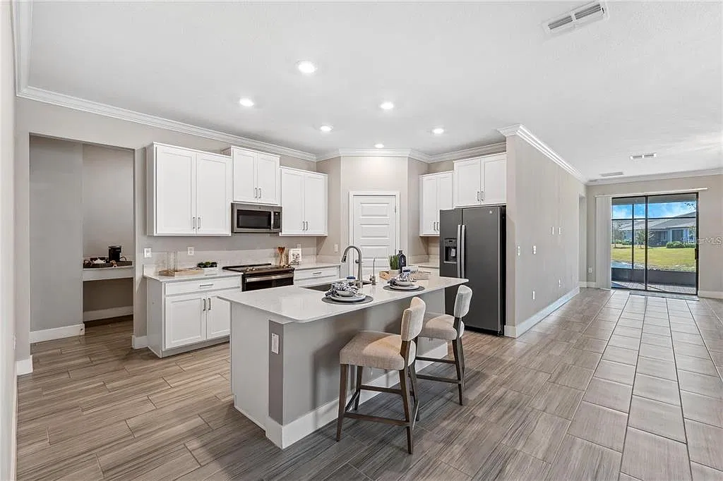 3 bed, 2.0 bath, 1968 sqft, $2,475 — Photo 4