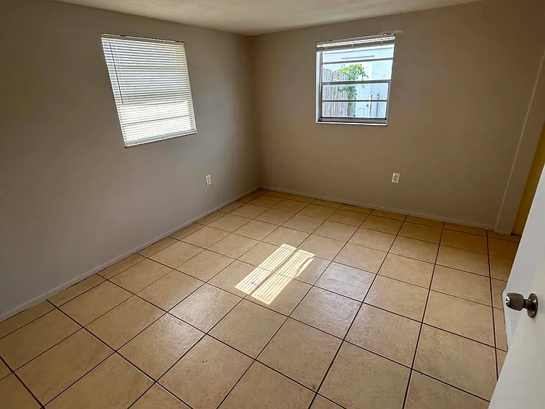 11121 Yellowwood Ln — Photo 3