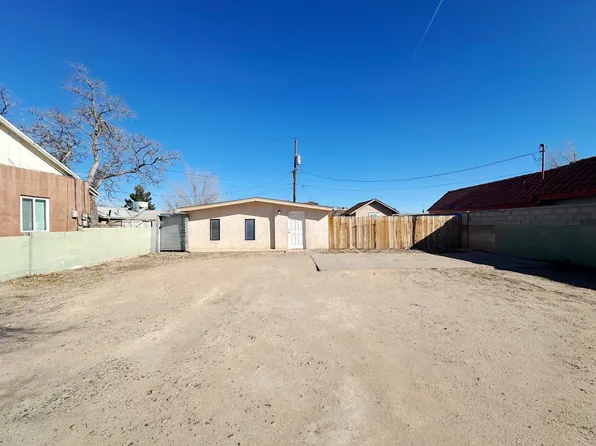 462 61st St NW, Albuquerque, NM 87105