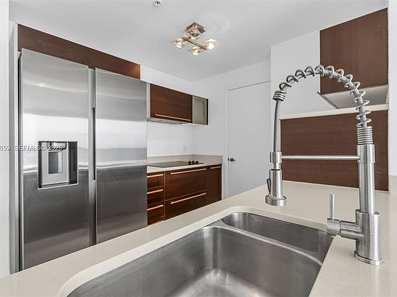 3rd image of 1900 N Bayshore Dr APT 3216