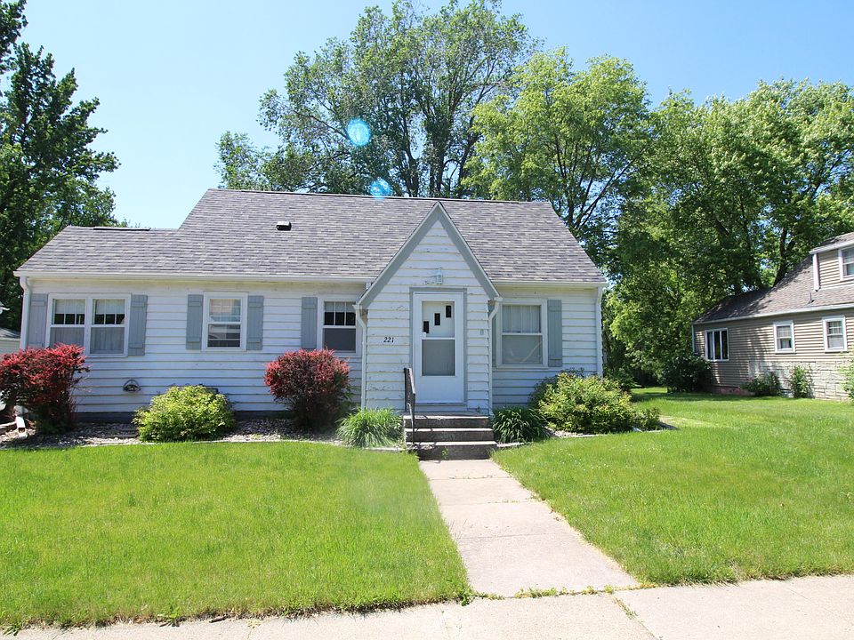 1st image of 221 N 12th St
