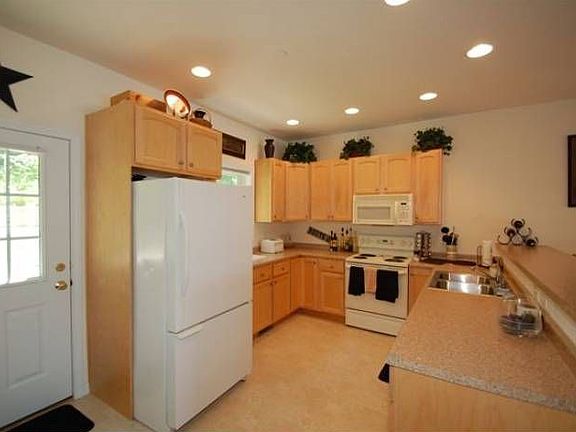 Applianced Eat-In Kitchen