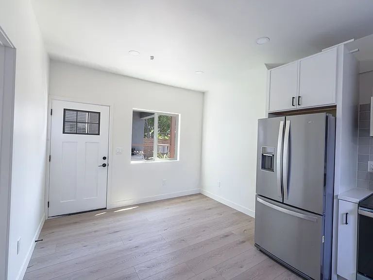 2860 Webster Ave — Photo 7