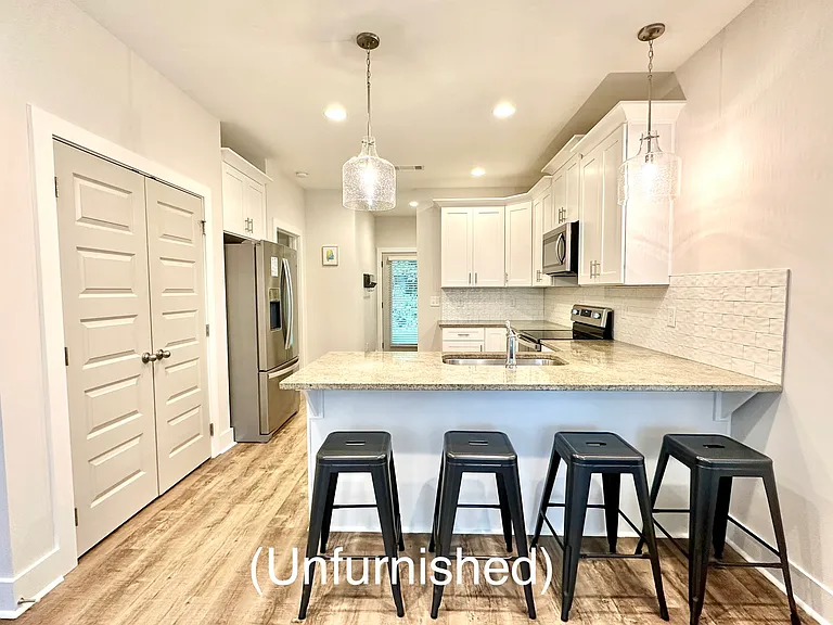 dining area with counter bar