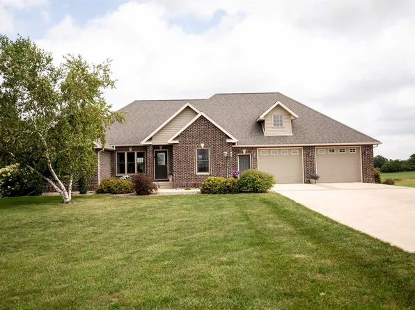 12240 Tama Run Rd, Darlington, WI 53530