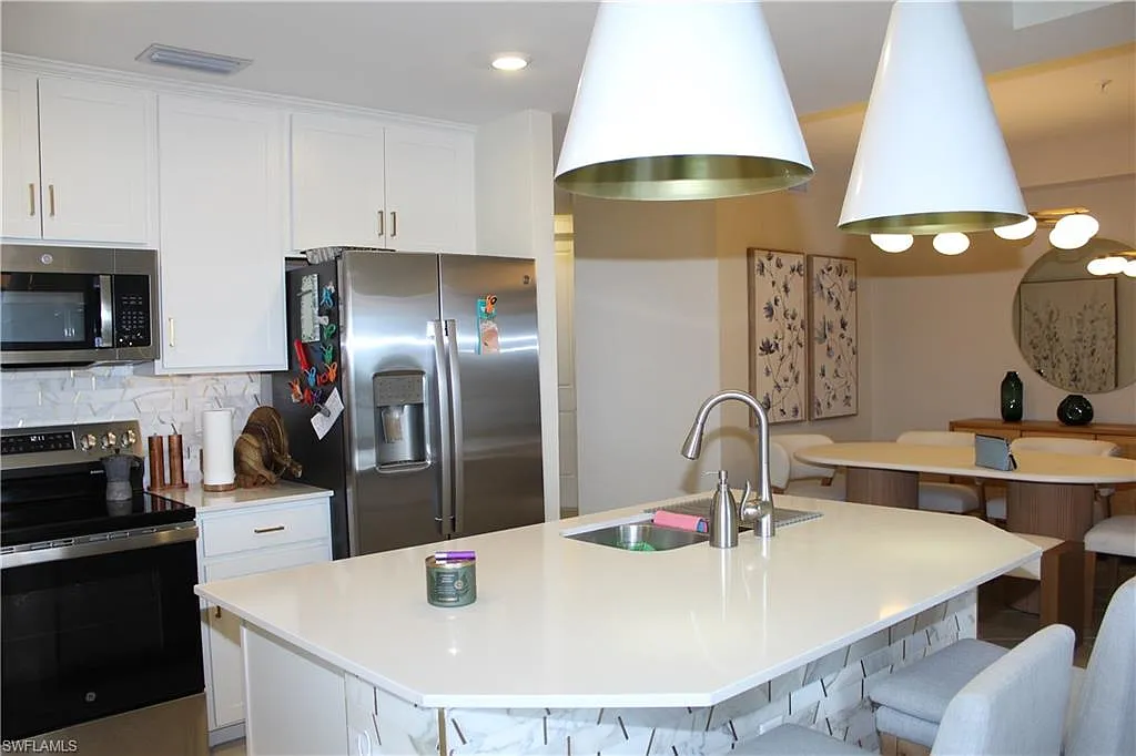 3 bed, 2.0 bath, 1301 sqft, $4,950 — Photo 2