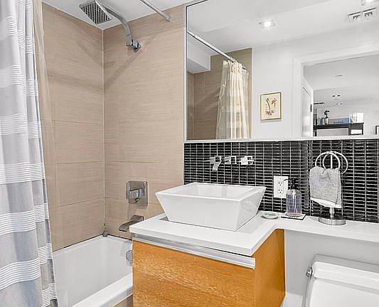 5th image of 149 Huron St APT 4E