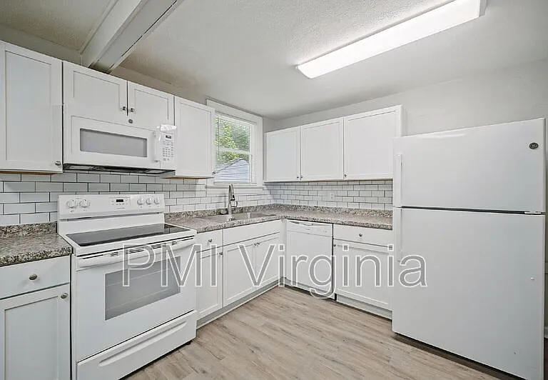 3407 Essex Cir — Photo 8