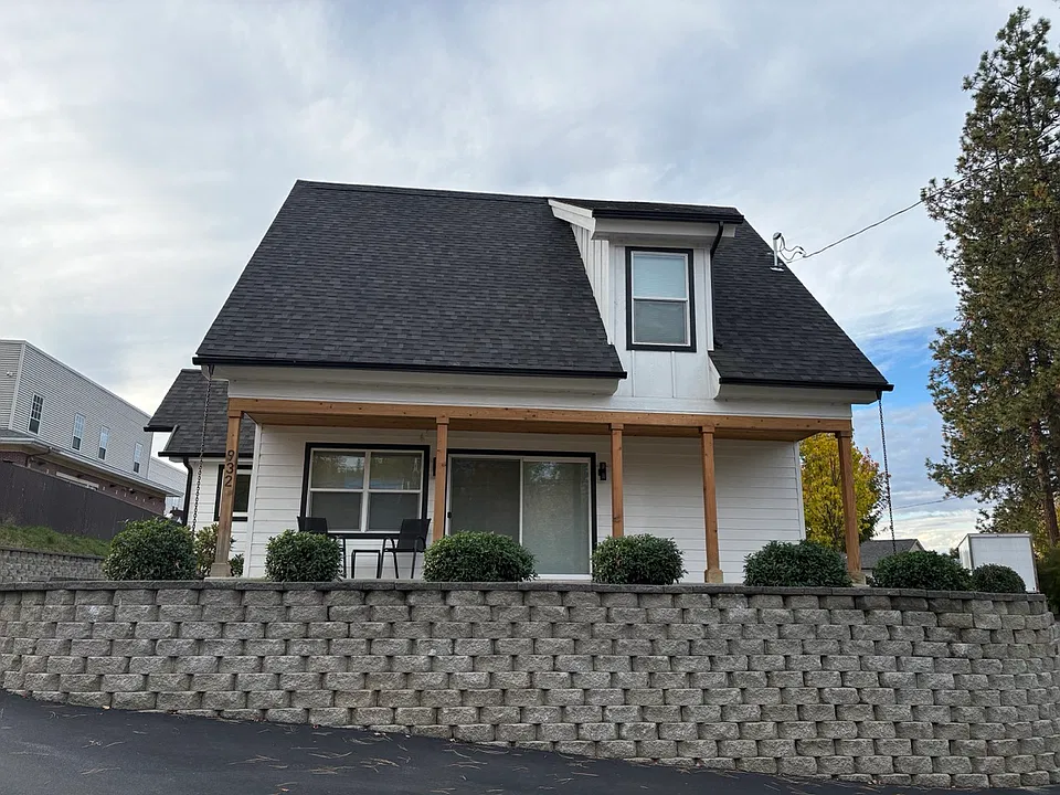 932 W Lacrosse Ave